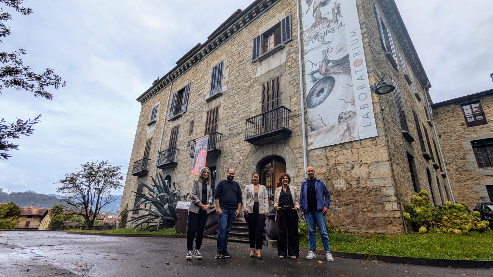 La diputada Azahara Domínguez ha visitado el museo Laboratorium de Bergara junto al alcalde Gorka Artola