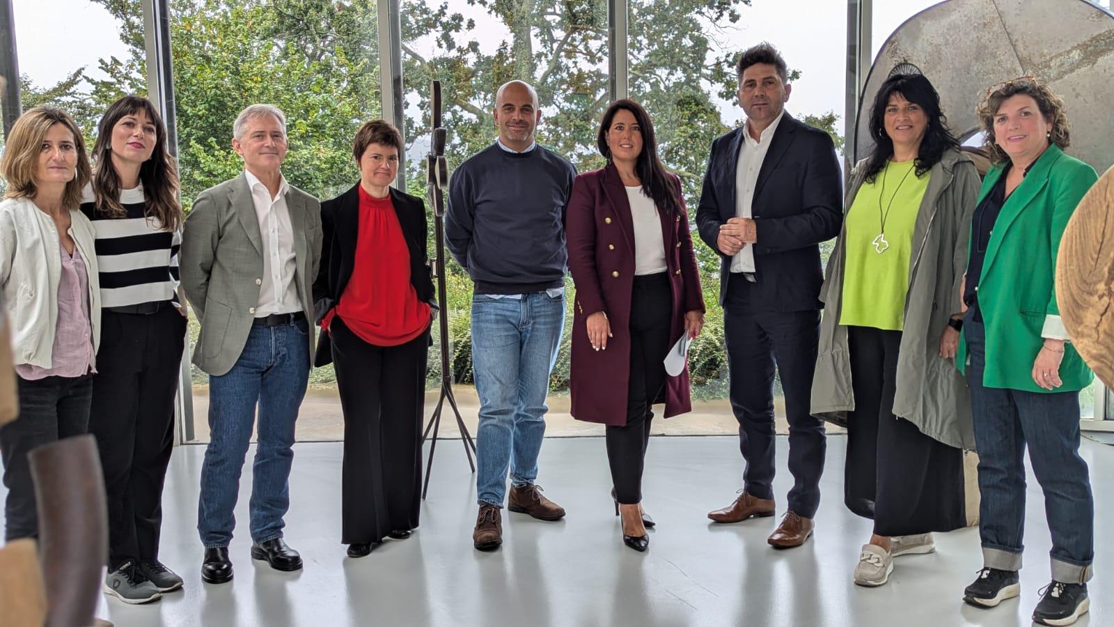 La diputada Azahara Domínguez en la visita a la comarca de Urola Garaia.