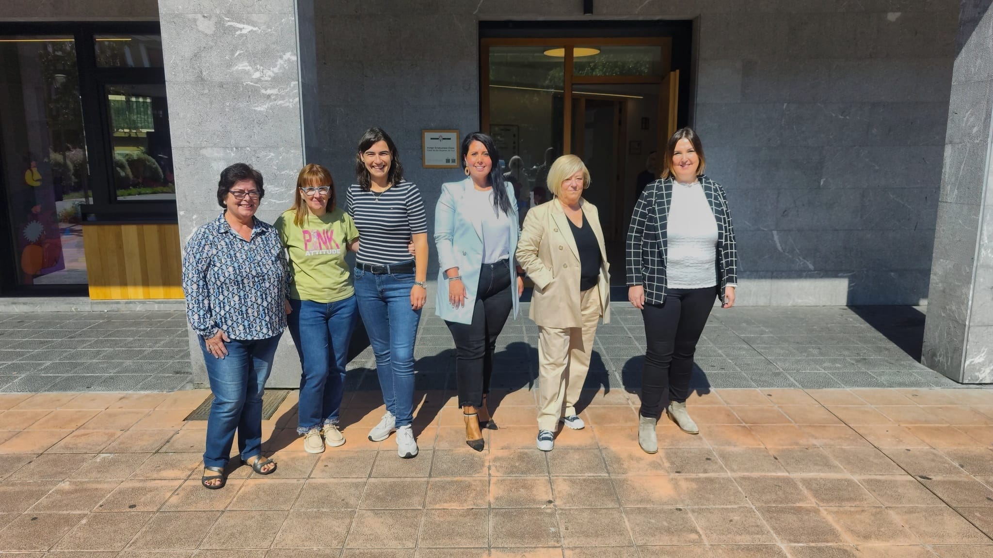 La diputada Azahara Domíguez se ha reunido con representantes de la asociación Casa de las Mujeres de Irún