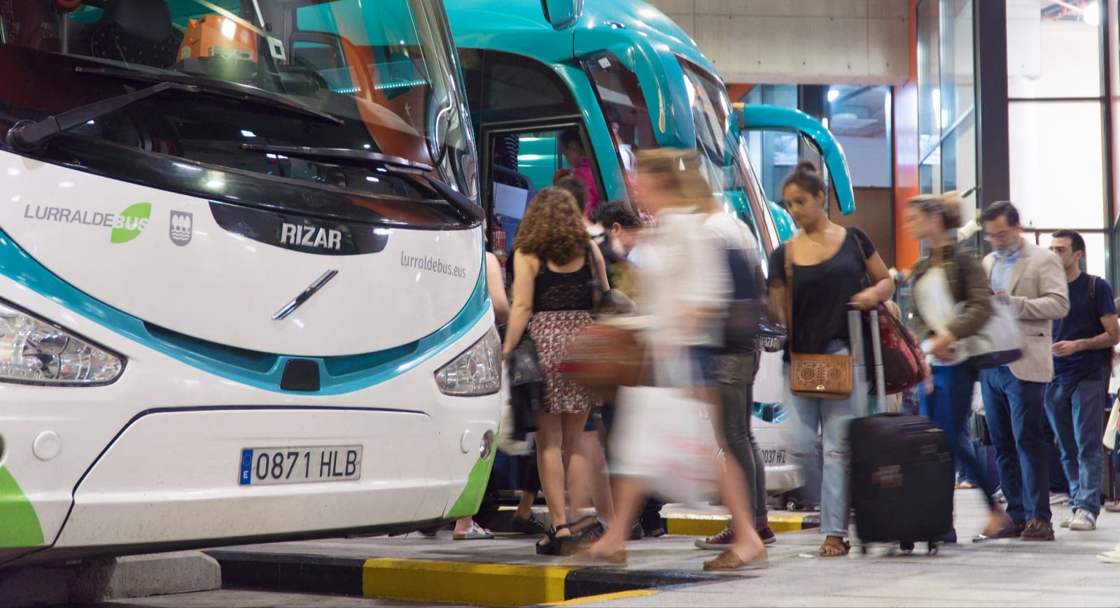 Un autobús de Lurraldebus en la estación de Donostia