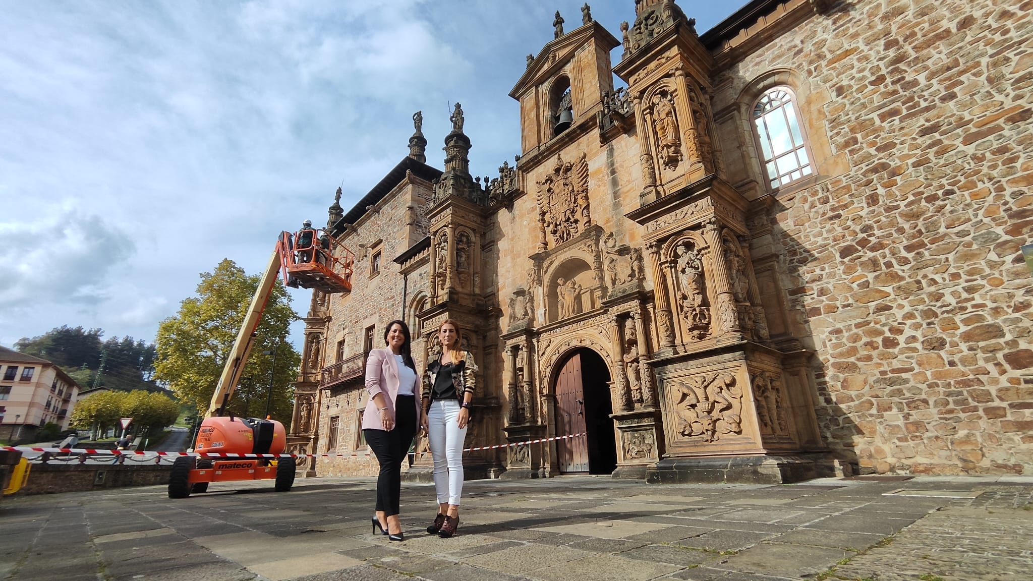 Azahara Domínguez e Izaro Elorza, en la Universidad de Oñati